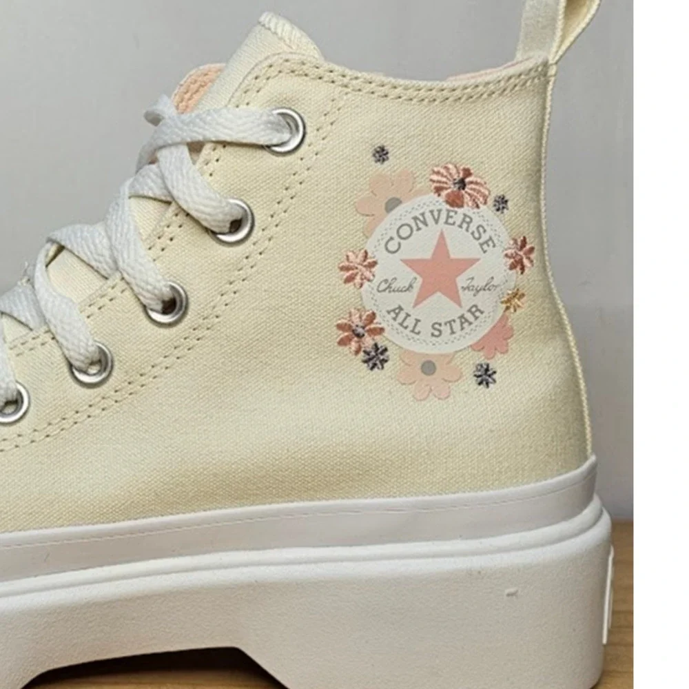 Converse Youth CTAS Lugged Lift Hit Tops Size 6 Cream A10268C NWT